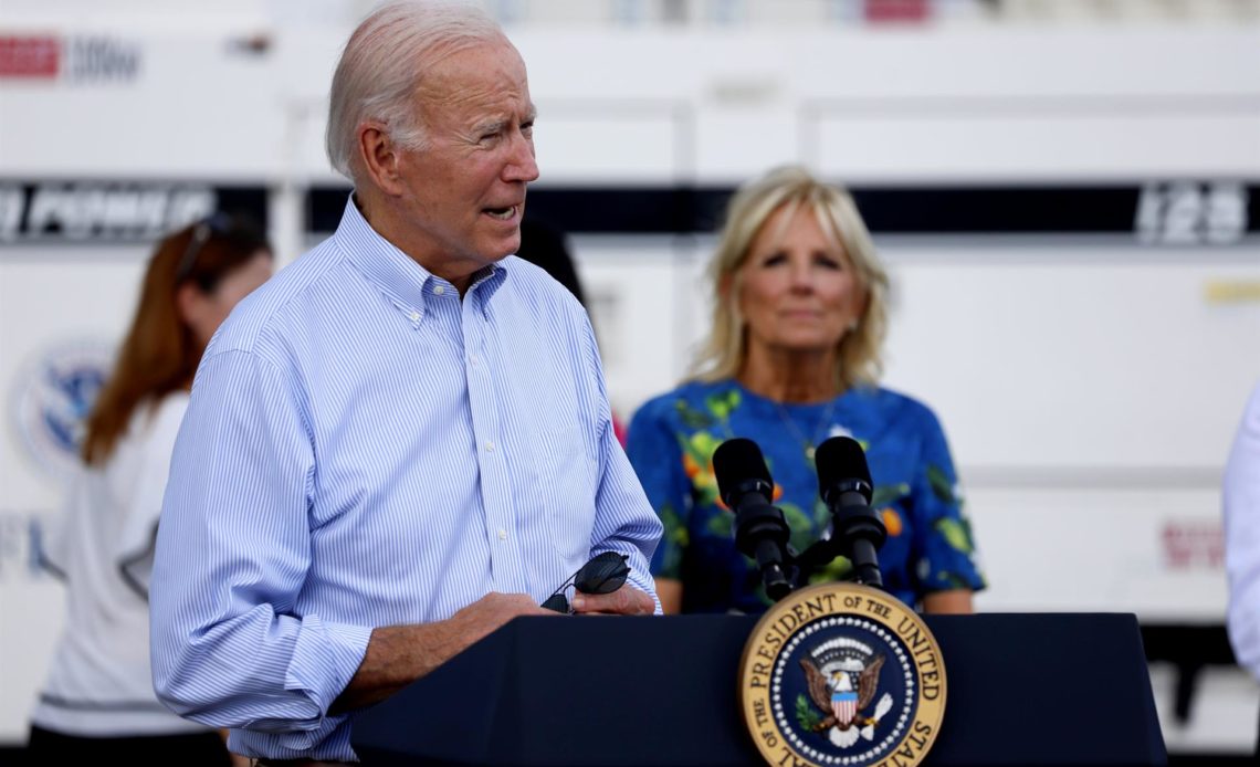 Biden llega a zona de desastre en Florida por huracán Ian