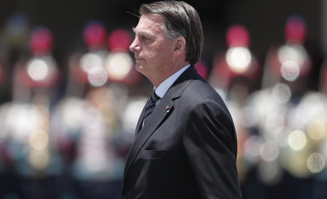 Bolsonaro reaparece en público en un acto militar, pero permanece en silencio