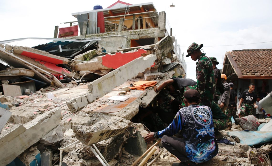 Aumentan a 268 los muertos por terremoto en Indonesia