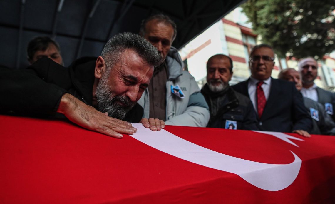 Prisión preventiva a 17 sospechosos de atentado de Estambul, y 29 deportados