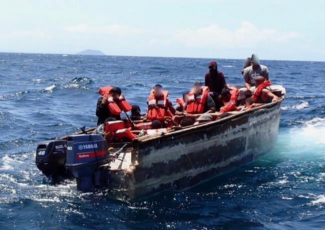 La Guardia Costera de Estados Unidos rescató a más 180 migrantes haitianos que llegaron el lunes al sur de Florida en un velero e intentaron desembarcar en aguas borrascosas con olas de hasta tres metros, mientras se ha suspendido la búsqueda de varios cubanos desaparecidos en un naufragio.