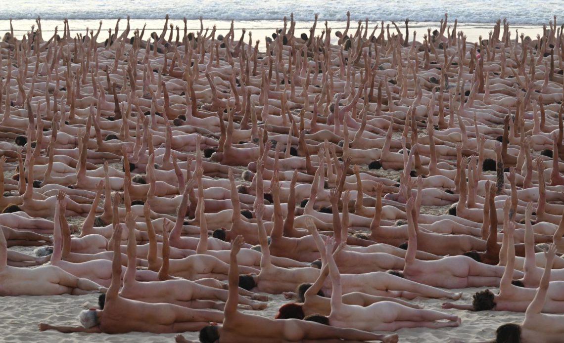 Más de 2.000 personas se desnudan en playa australiana contra cáncer de piel