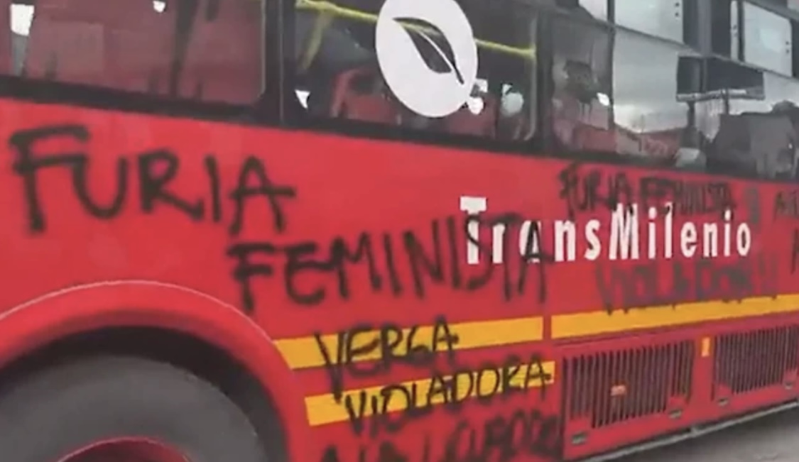 Protesta en sistema de transporte de Bogotá por violación de una menor en estación