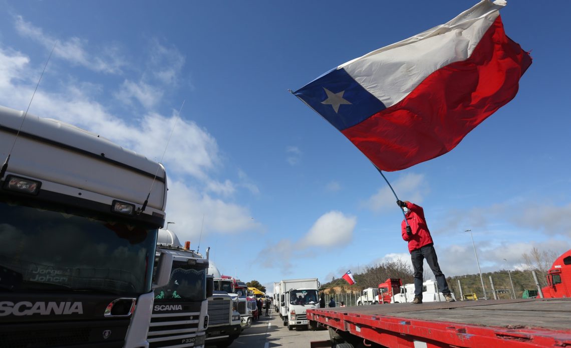 Camioneros chilenos encadenan segundo día de paro por precio de combustibles