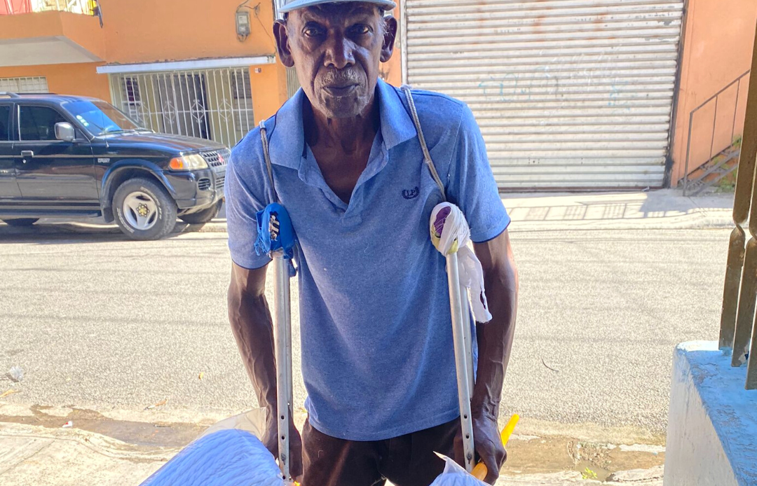 Santos fue impactado por una bala durante un atraco; hoy sigue en pie de lucha para conseguir el pan de cada día 