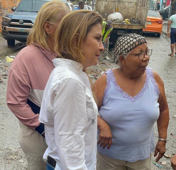 Alcaldesa Carolina Mejía recorre barrios de la capital tras inundaciones por vaguada