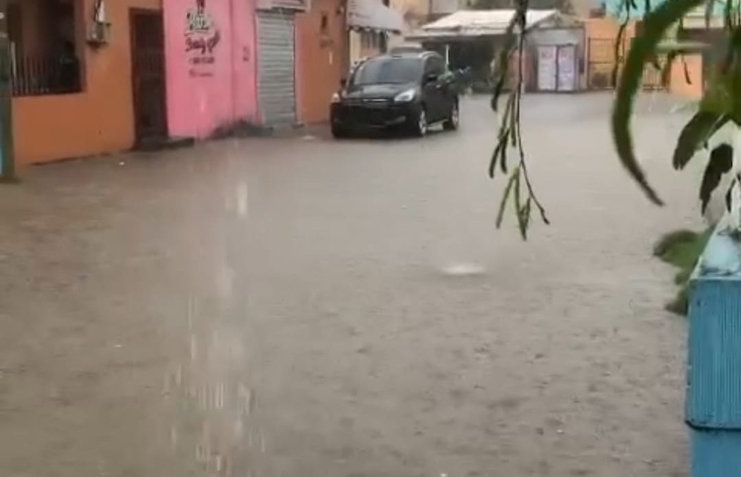 Las lluvias continúan inundando las calles de Santo Domingo Este