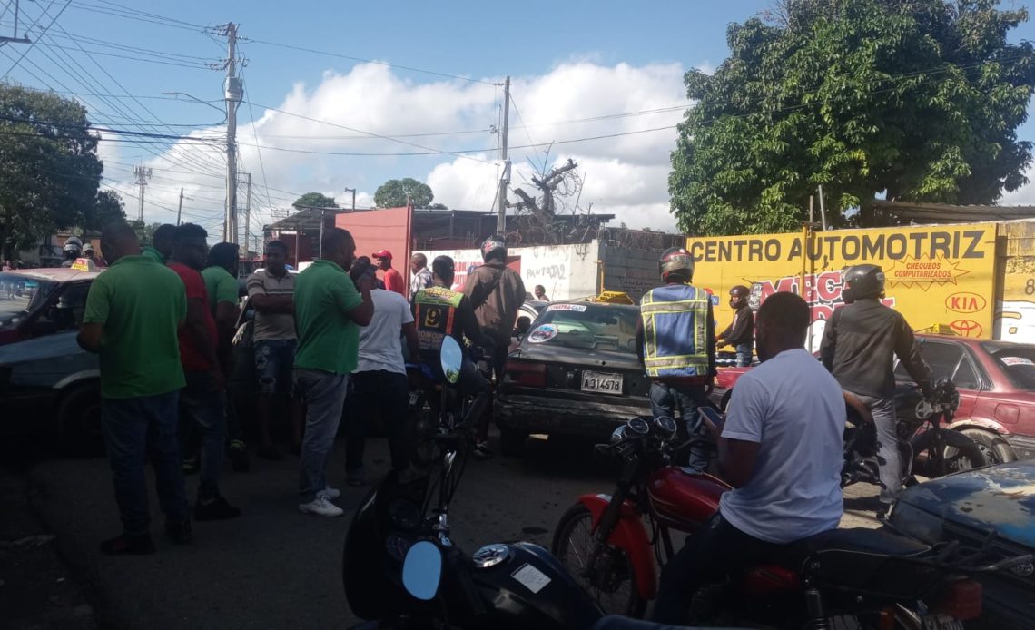 Residentes en Pantoja protestan por mal estado de calles; exigen asfalto en vía principal