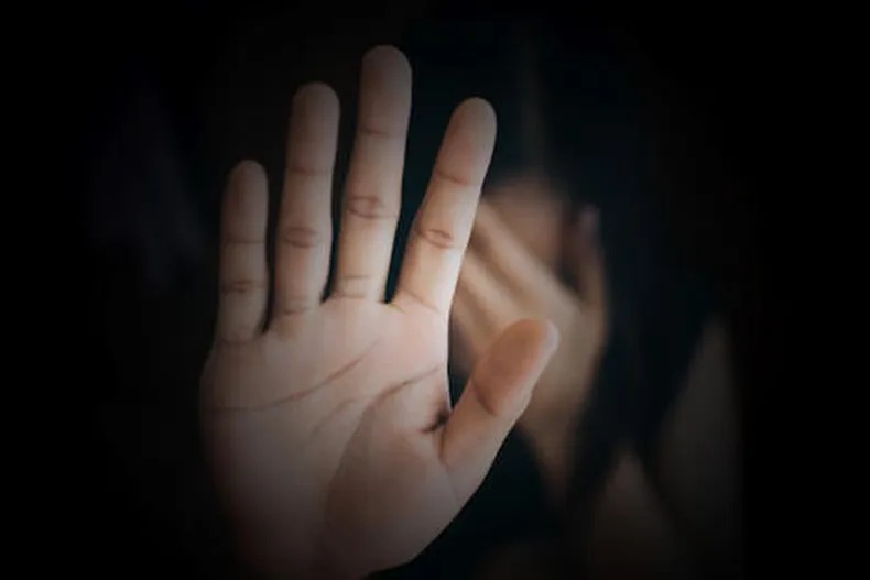 Un joven de 16 años en estado delicado tras ser violado por ocho hombres
