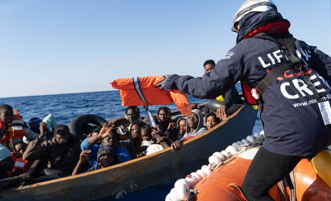 Italia pide a barco de ONG que abandone sus aguas con migrantes rechazados