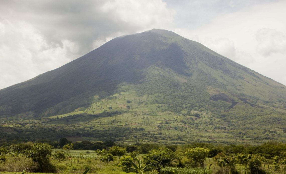 Volcán de El Salvador continúa expulsando gases, sin reportar víctimas