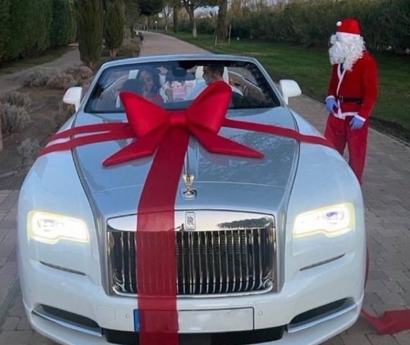 Novia de Cristiano Ronaldo le regala un Rolls-Royce para aliviar sus penas