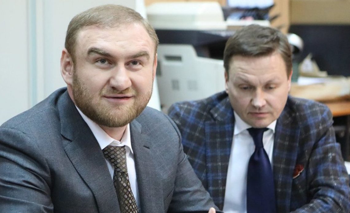 Condenan a cadena perpetua a senador ruso y a su padre por doble asesinato