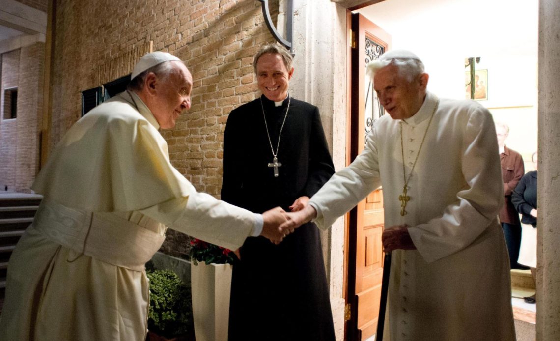 El papa Francisco pide oraciones para Benedicto XVI que "está muy enfermo"