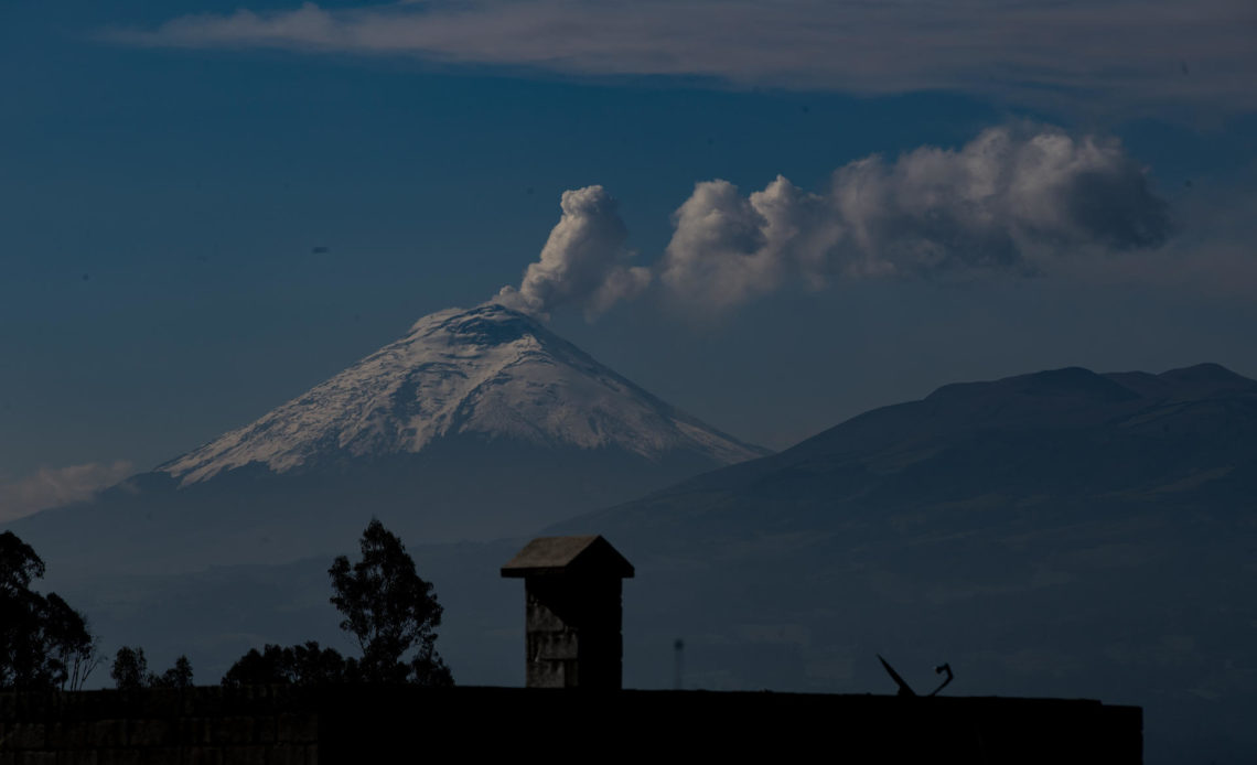 El volcán Cotopaxi, en Ecuador, registra señal sísmica mientras emite ceniza