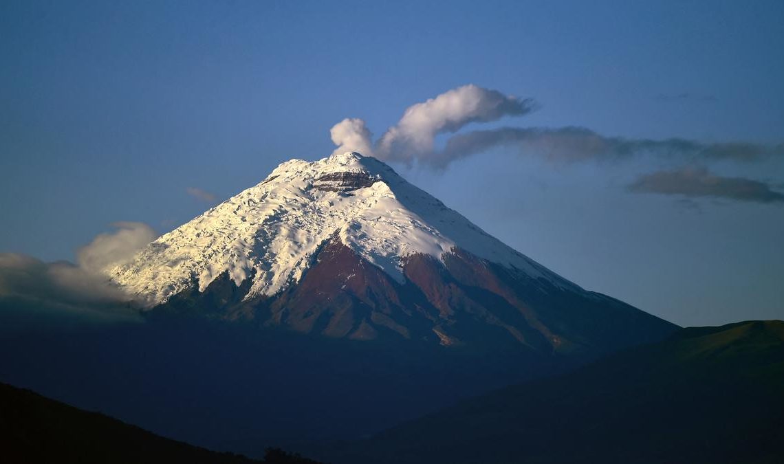 Sugieren activa vigilancia y prevención tras reactivación del volcán Cotopaxi