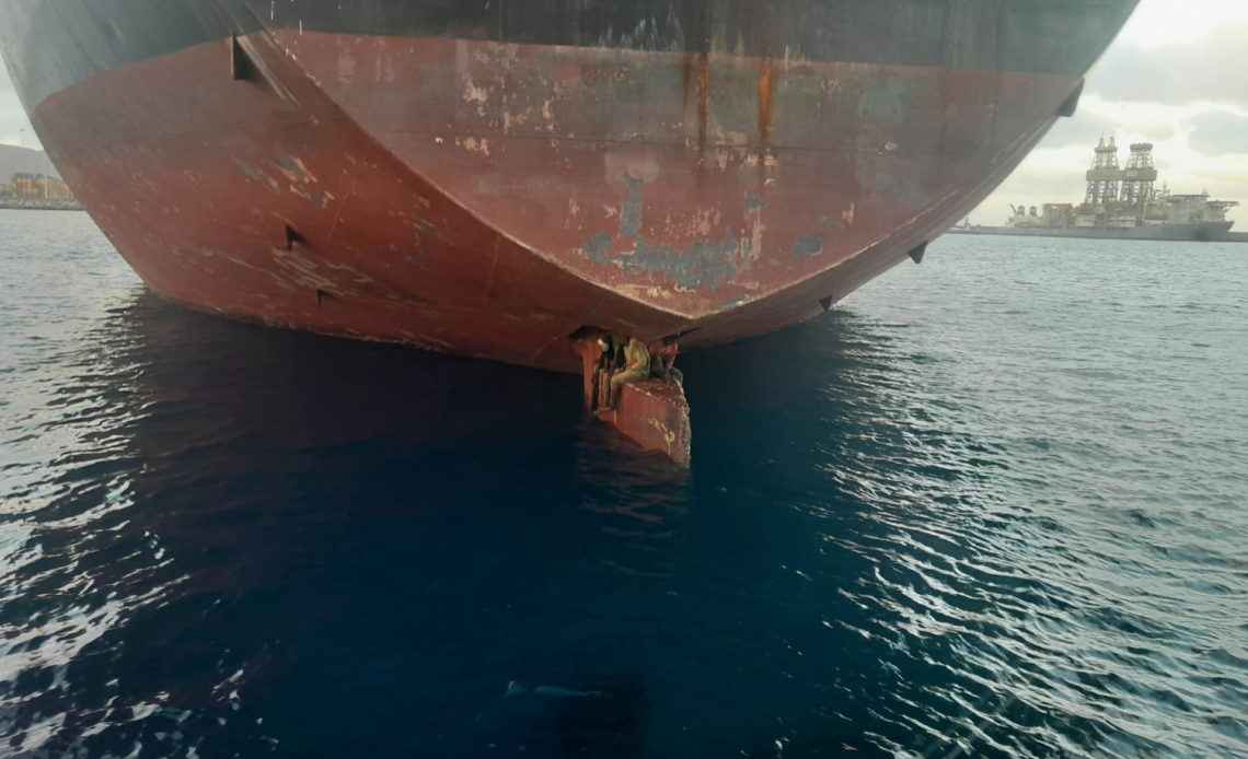España niega asilo a tres nigerianos que viajaron 11 días en timón de un petrolero