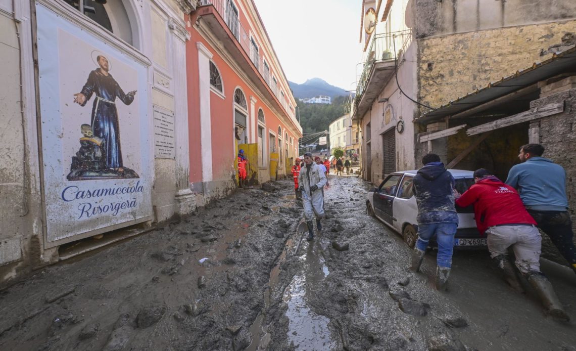 Más de mil personas evacuadas en Ischia por riesgo nuevos corrimientos de tierra