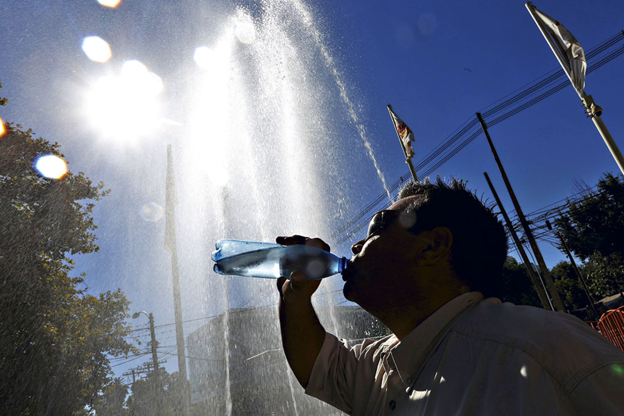 Chile da “alerta roja” para Santiago en la peor ola de calor de su historia