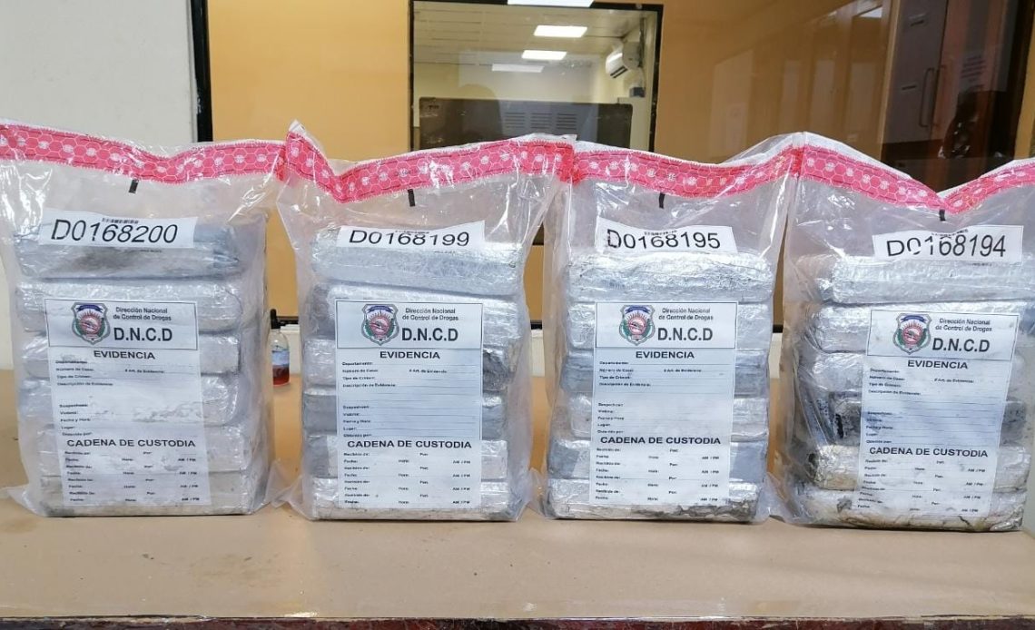 DNCD encuentra 24 paquetes de presunta cocaína escondida en piso de contenedor