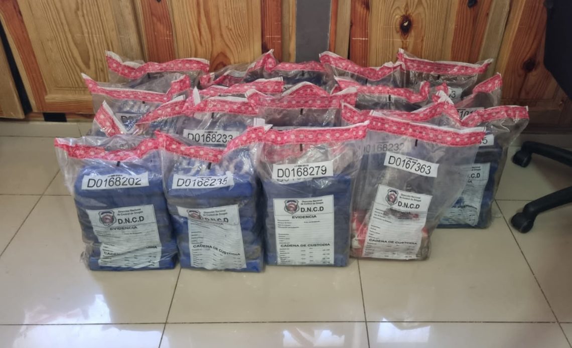 DNCD ocupa 110 paquetes de presunta cocaína; detienen tres extranjeros