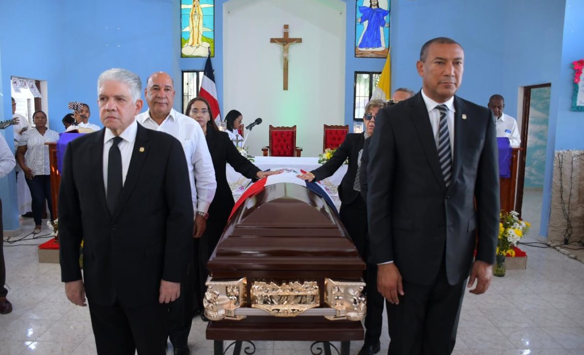 Senadores realizan guardia de honor en funeral del exsenador Francisco Jiménez Reyes