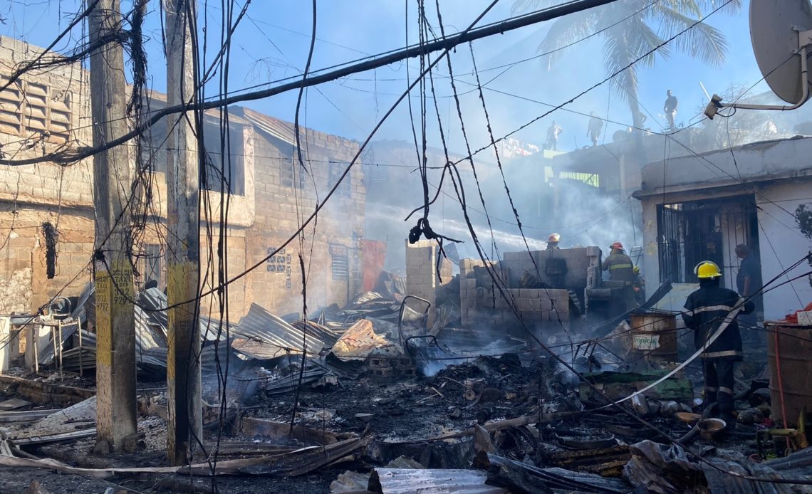 Tres casas quemadas tras incendio en sector de Villa Mella; sin víctimas