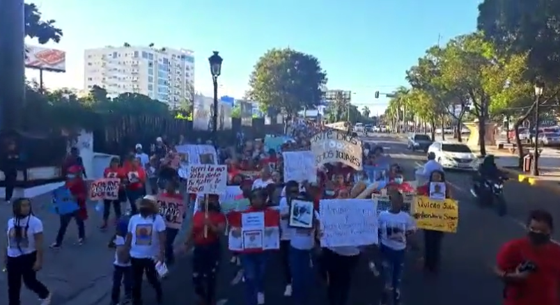 Familiares de desaparecidos marchan hacia el Congreso Nacional para pedir respuesta de las autoridades