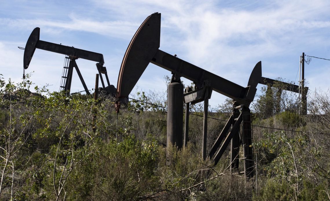 Petróleo de Texas baja un 0.34 %, hasta 77.65 dólares el barril