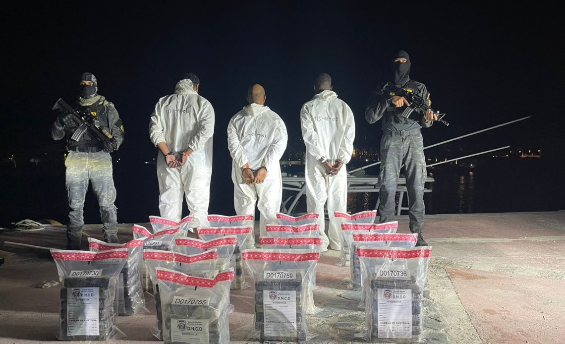 Autoridades ocupan 112 paquetes de presunta cocaína en una lancha en Punta Cana