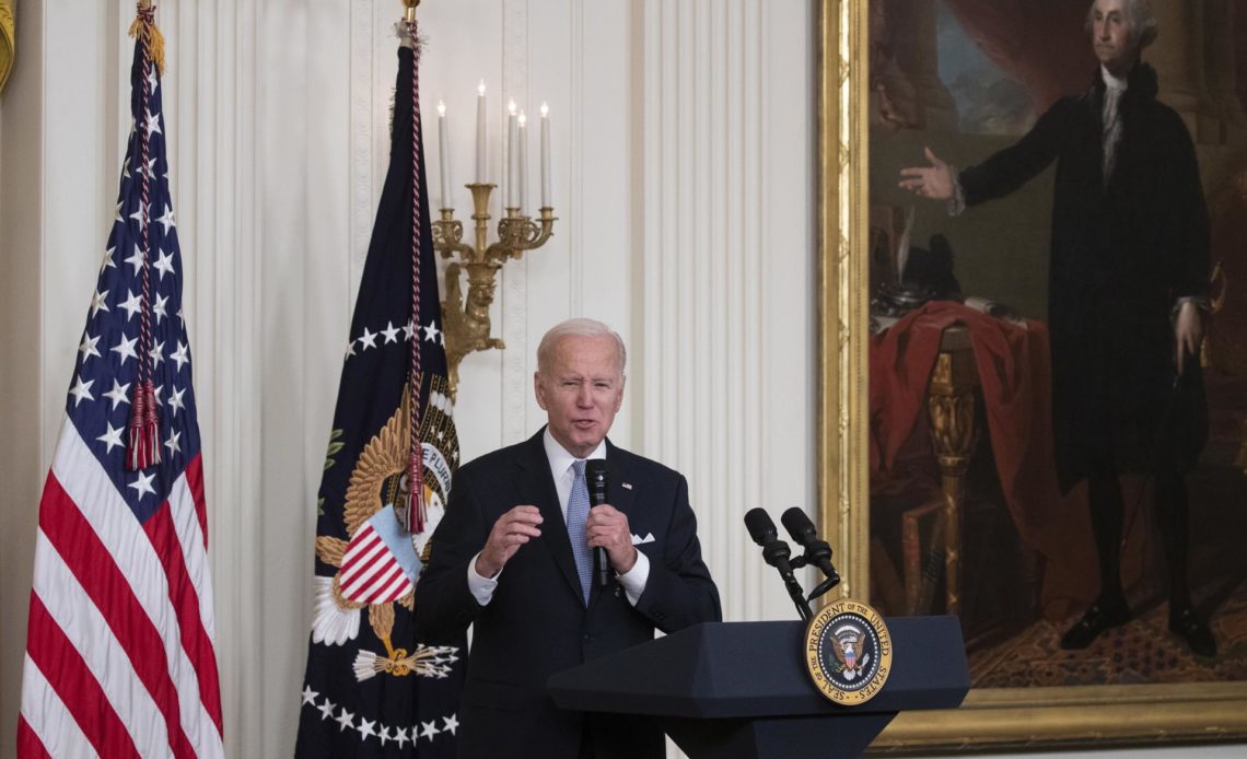 Biden pide prohibir armas de asalto tras últimos tiroteos en EE.UU.