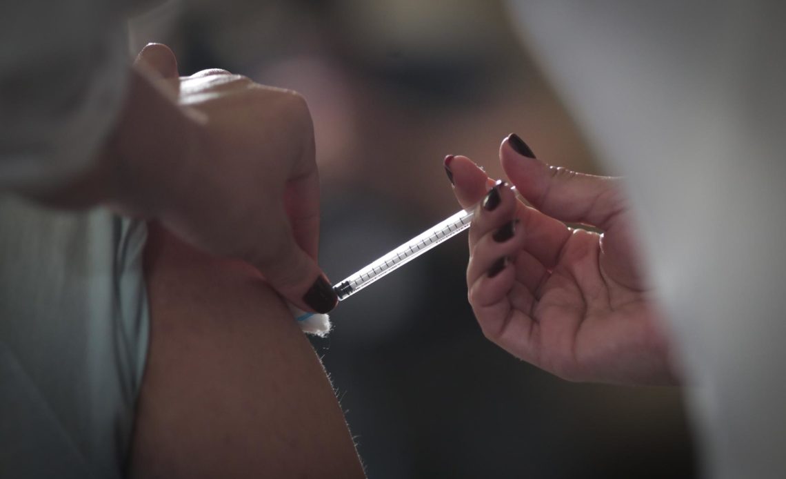 Brasil incentivará vacunación ante poca respuesta y nuevas variantes de covid