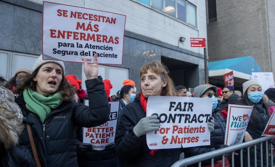 Continúa por segundo día huelga de enfermeras en dos hospitales de Nueva York