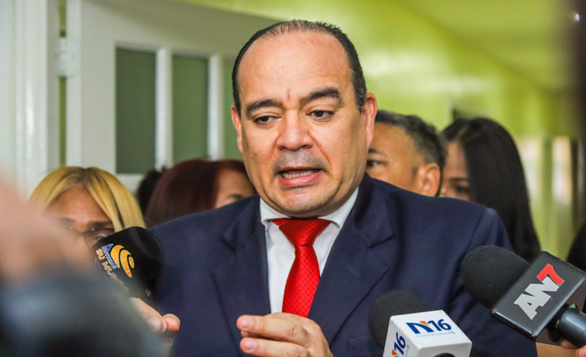 Surún Hernández interpuso formal querella contra personal de Maternidad de Los Mina por rapto de niña