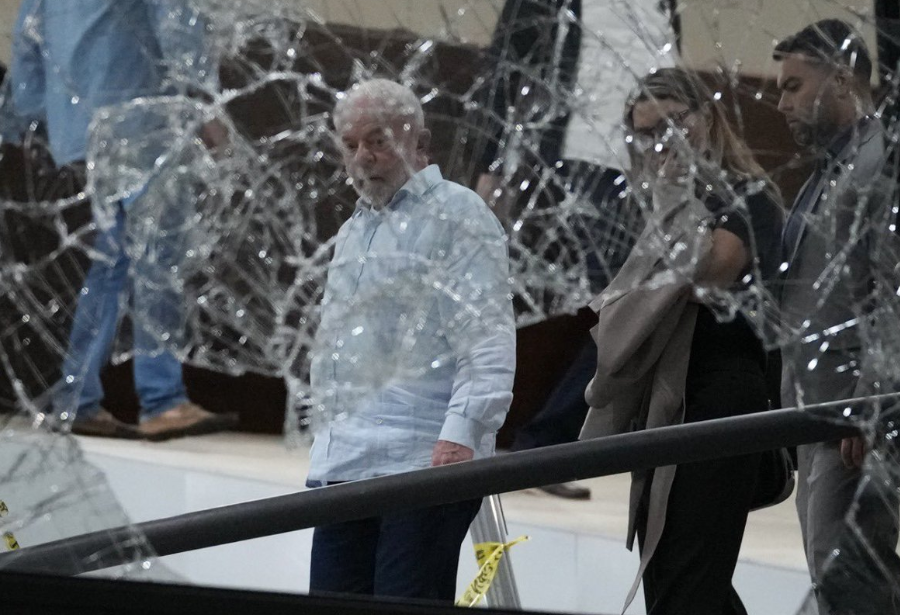Lula visita la escena de los disturbios en el Palacio y la Corte Suprema