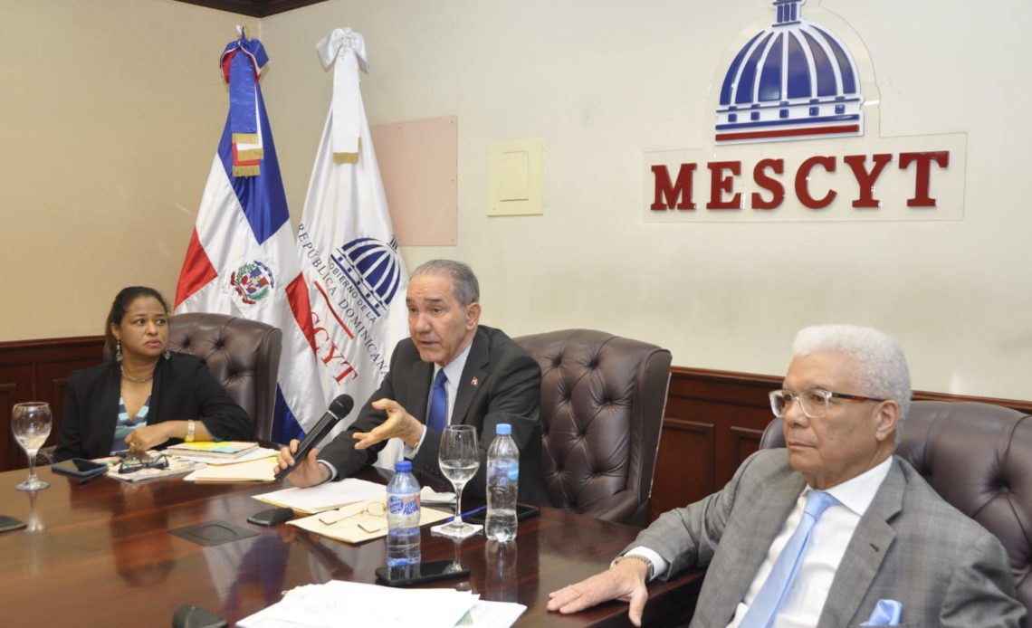 MESCyT convoca becas internacionales para profesionales dominicanos