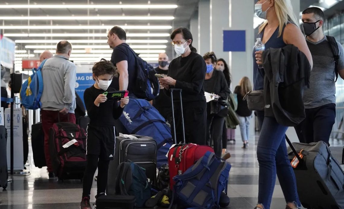 Aeropuertos de EE.UU. intentan volver a la normalidad tras jornada caótica