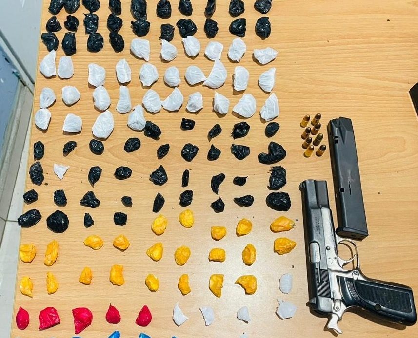PN apresa hombre con 150 porciones de presuntas drogas y pistola ilegal