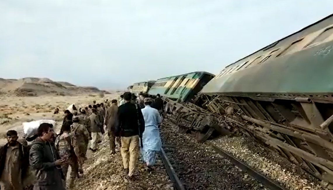 Al menos ocho heridos al descarrilar un tren por un atentado en Pakistán