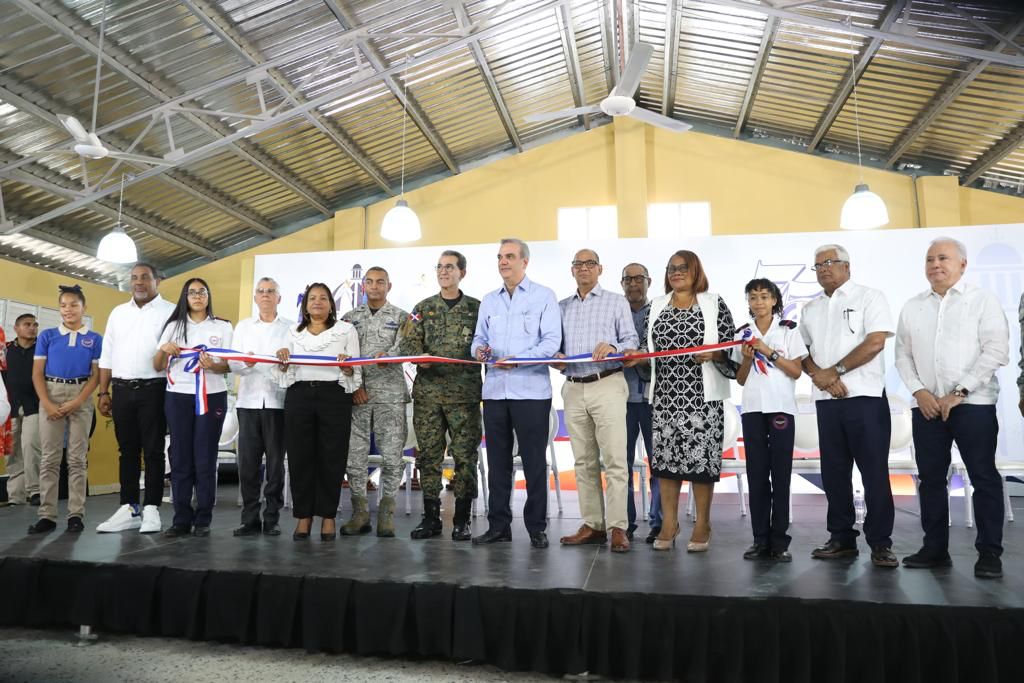 Abinader inaugura dos escuelas y un Caipi en Santo Domingo