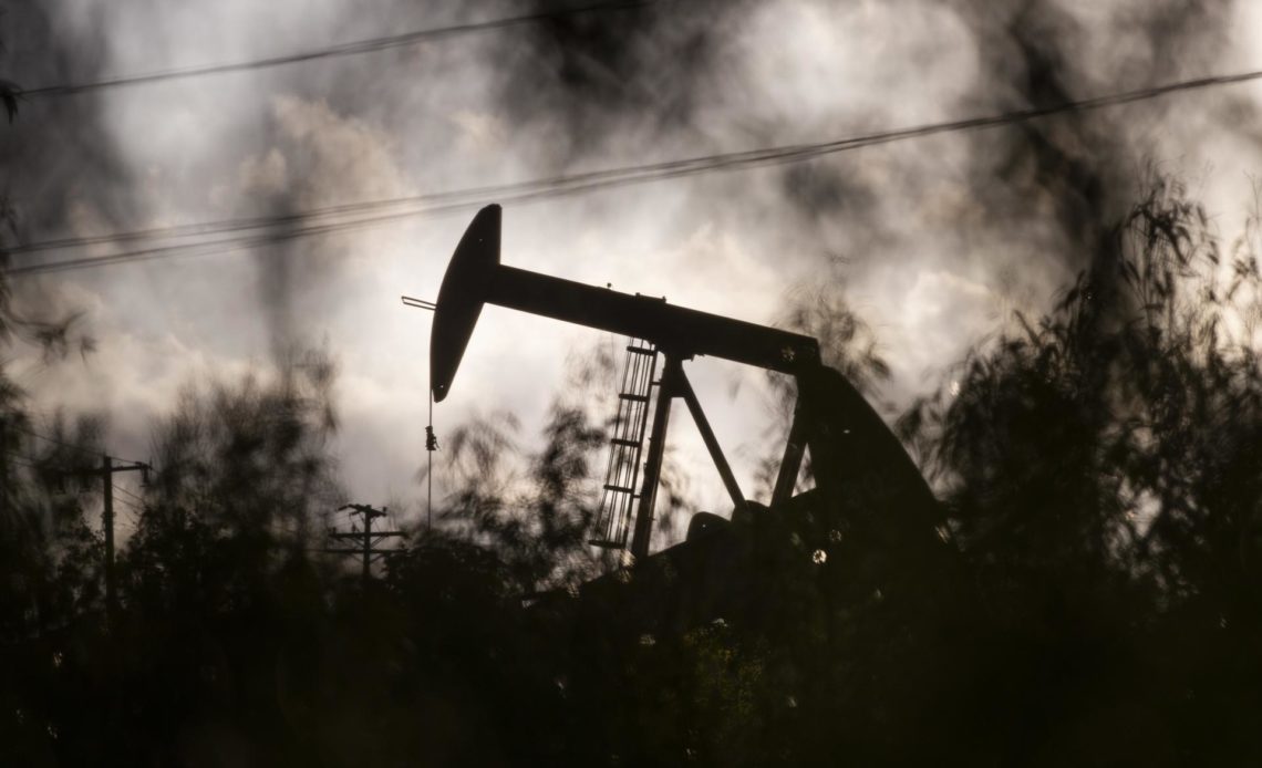 Petróleo de Texas baja un 0.9 % y cierra en 79.48 dólares el barril