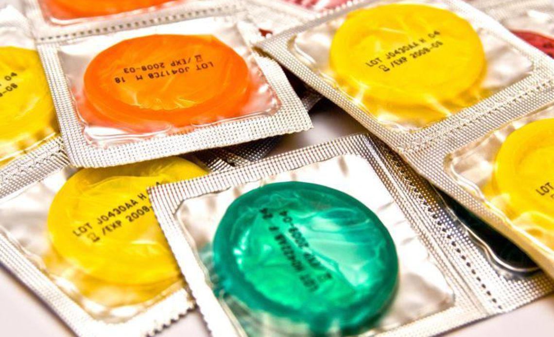 Francia ofrece condones y anticonceptivos de emergencia gratis a jóvenes