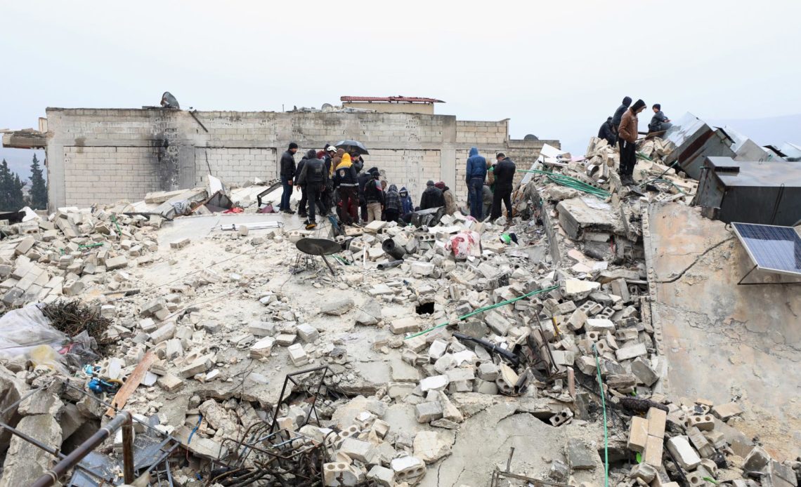 Aumentan a casi 2 mil los muertos tras terremoto en Turquía;