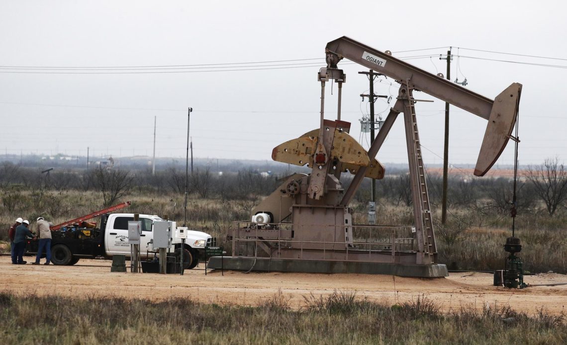 Petróleo de Texas baja un 0.2 % y cierra en 76.16 dólares el barril