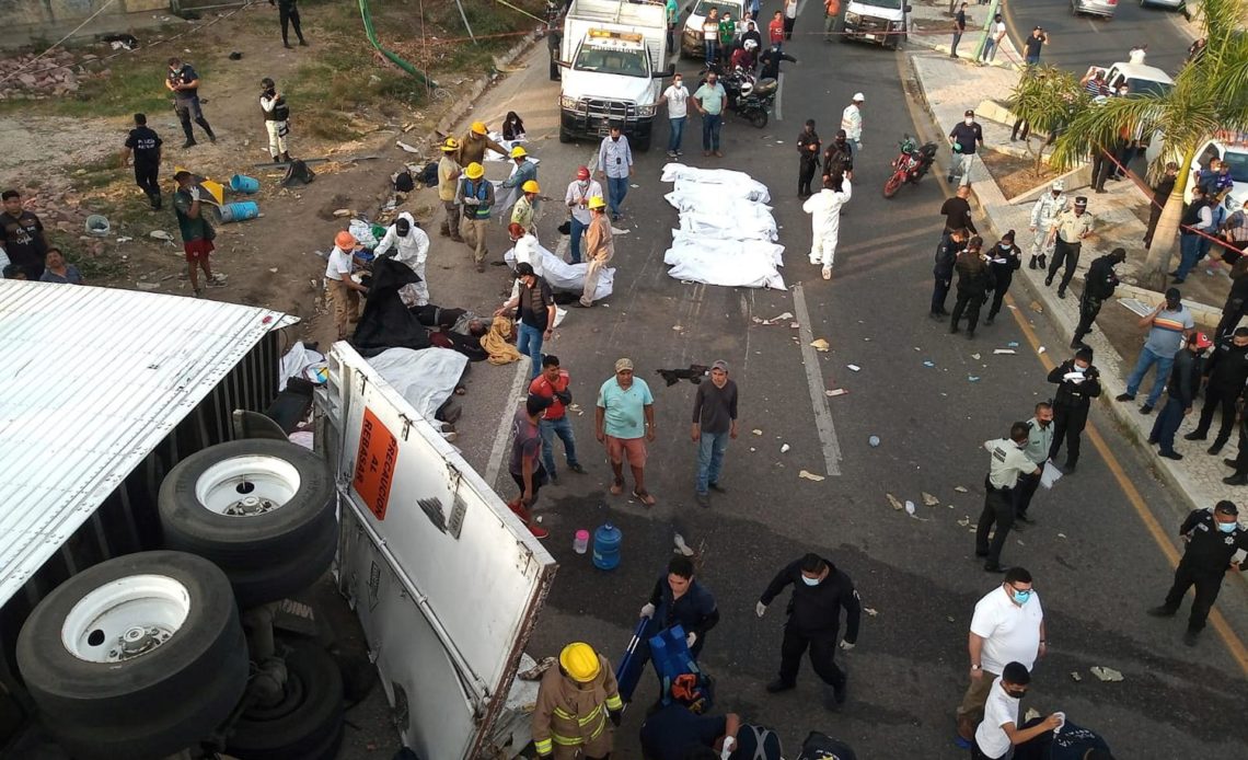 Se eleva a 17 los muertos en accidente de autobús en México