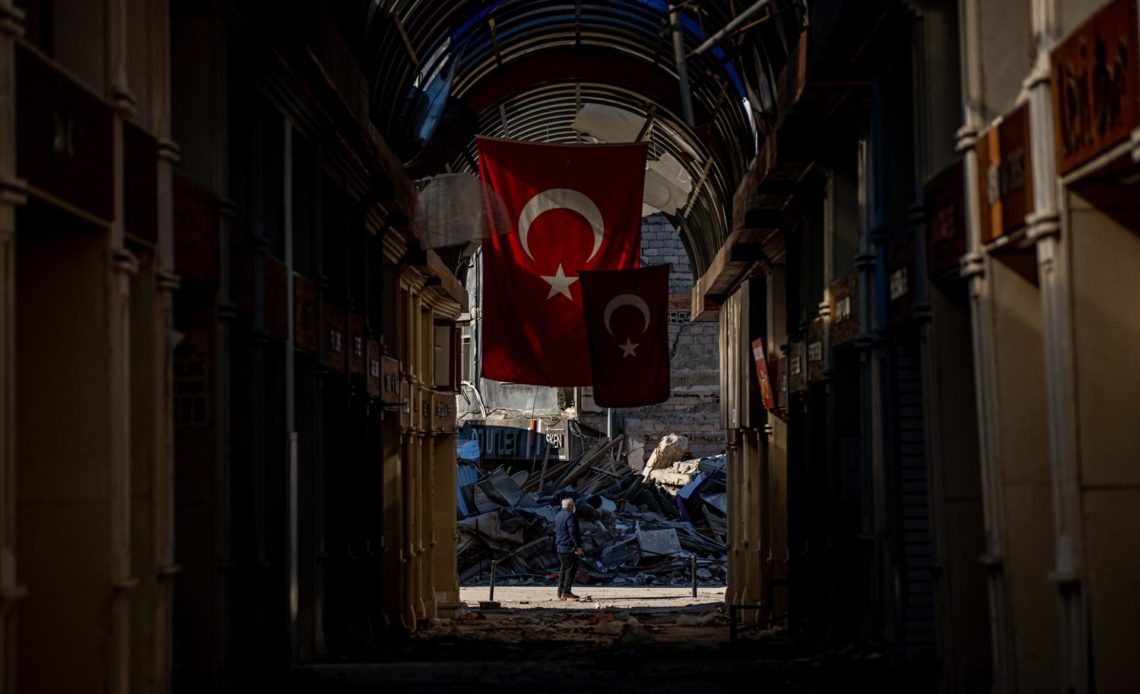 Estiman que hasta 90.000 personas podrían haber muerto en seísmos de Turquía