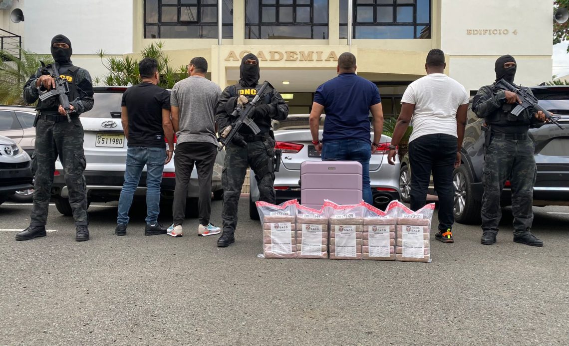 Arrestan cuatro hombres y ocupan 30 paquetes de cocaína en Piantini