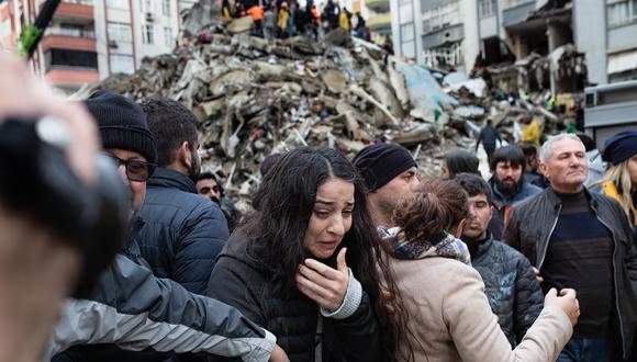 Se eleva a 2,500 los muertos tras sismo; más de 1,500 en Turquía y 968 en Siria