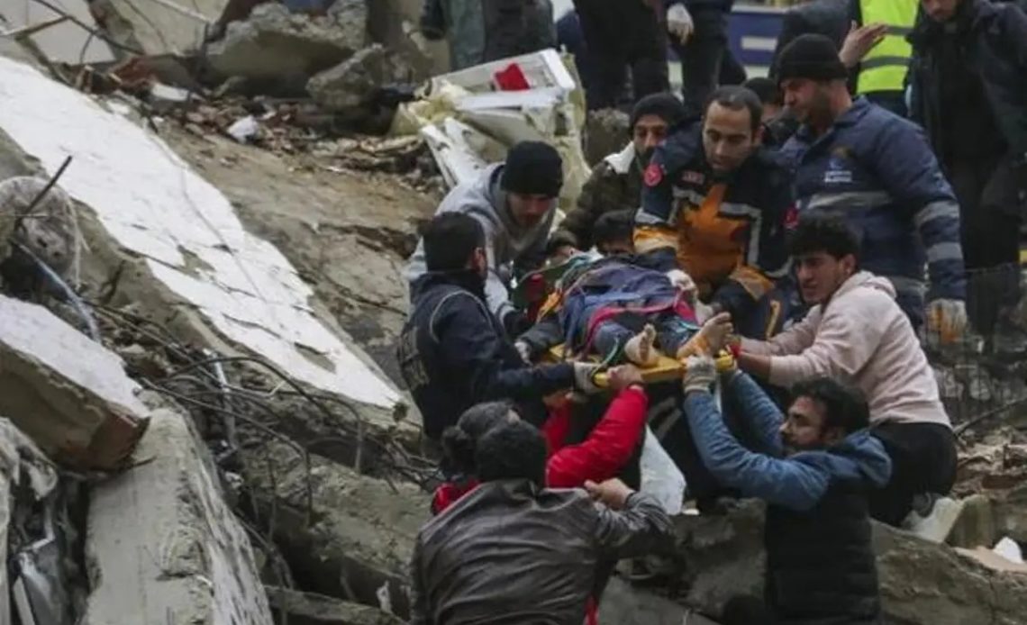 Se elevan a más de 7 mil los muertos por terremoto en Siria y Turquía