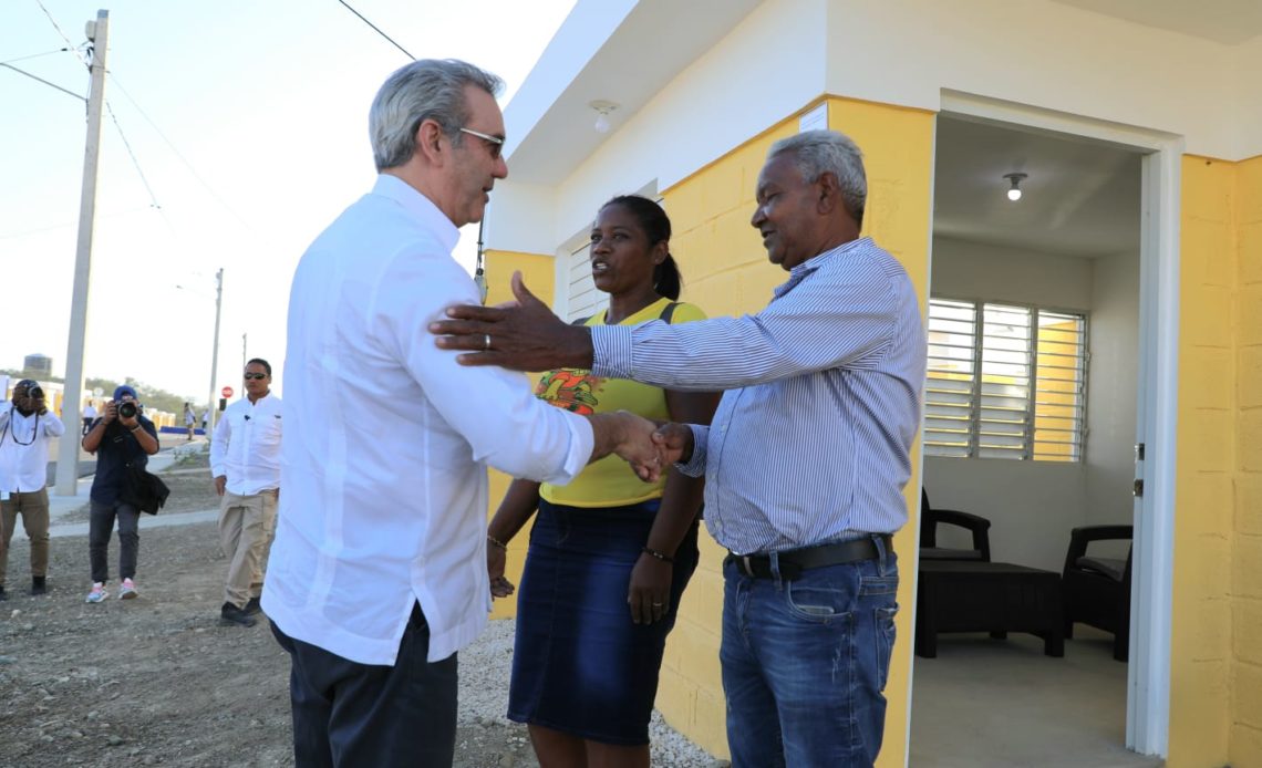 Abinader entrega 390 viviendas amuebladas a familias desplazadas en Monte Grande